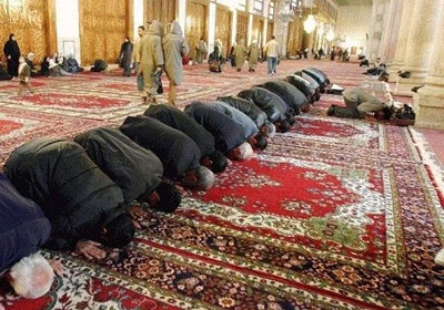 مصلون يؤدون الصلاة في أحد مساجد الجزائر قبل إغلاقها